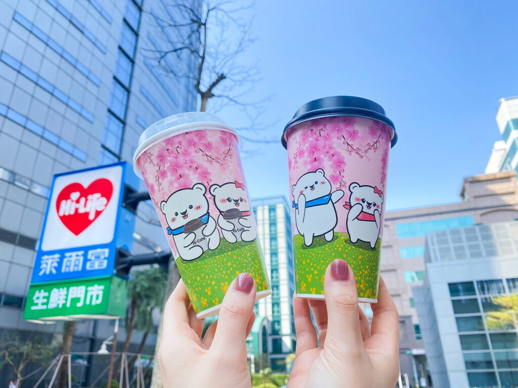 萊爾富結合吉祥物「嗨寶」及其女友「晴醬」，以情侶賞櫻為題，設計出2款限量「櫻花杯」，讓您喝Hi café同時，也能感受甜蜜浪漫氛圍。