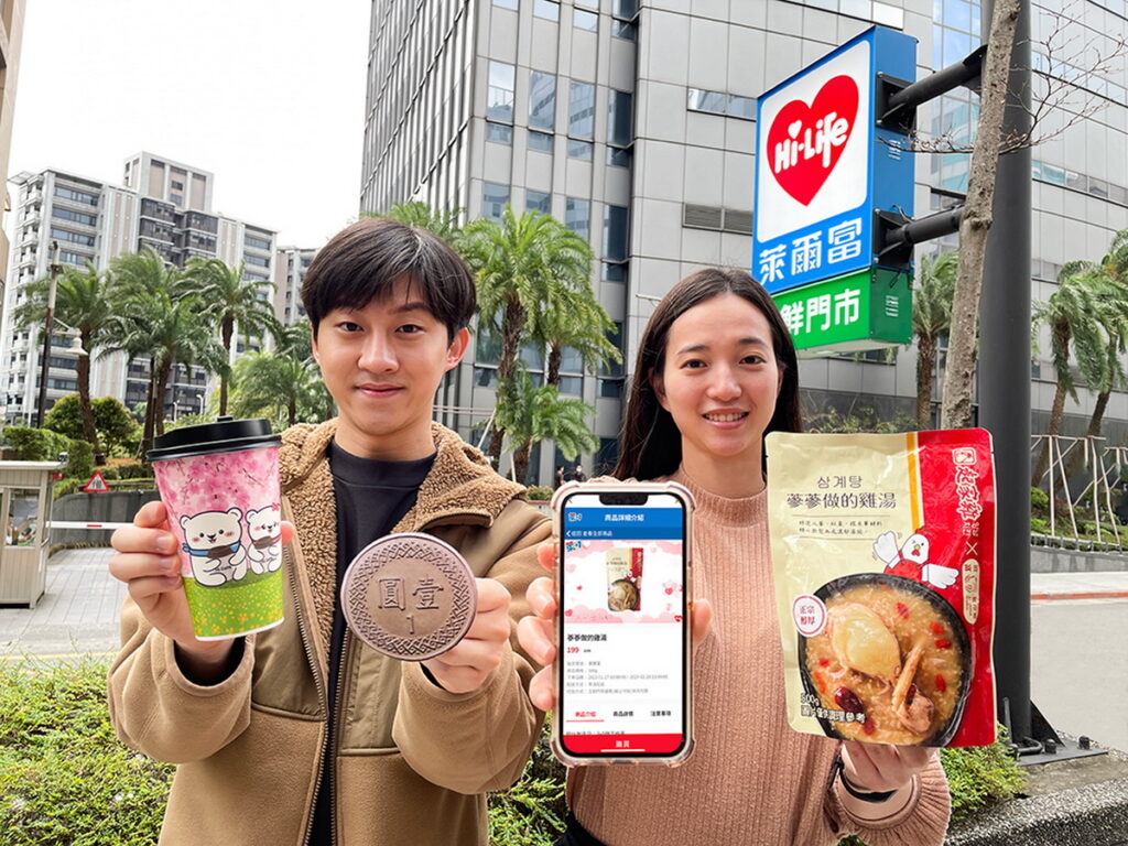 萊爾富補班日推出期間限定特濃咖啡加1元多1杯，還有祭出萊爾富超商獨家起家雞x洽富氣冷雞聯名「蔘蔘做的雞湯」居家調理包優惠