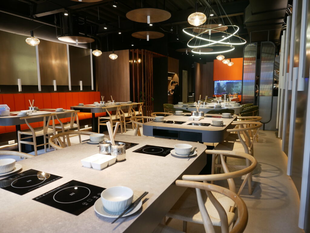 裝潢網羅新銳設計師特別打造，大理石桌面與奢華椅墊，打造高級豪華用餐環境。