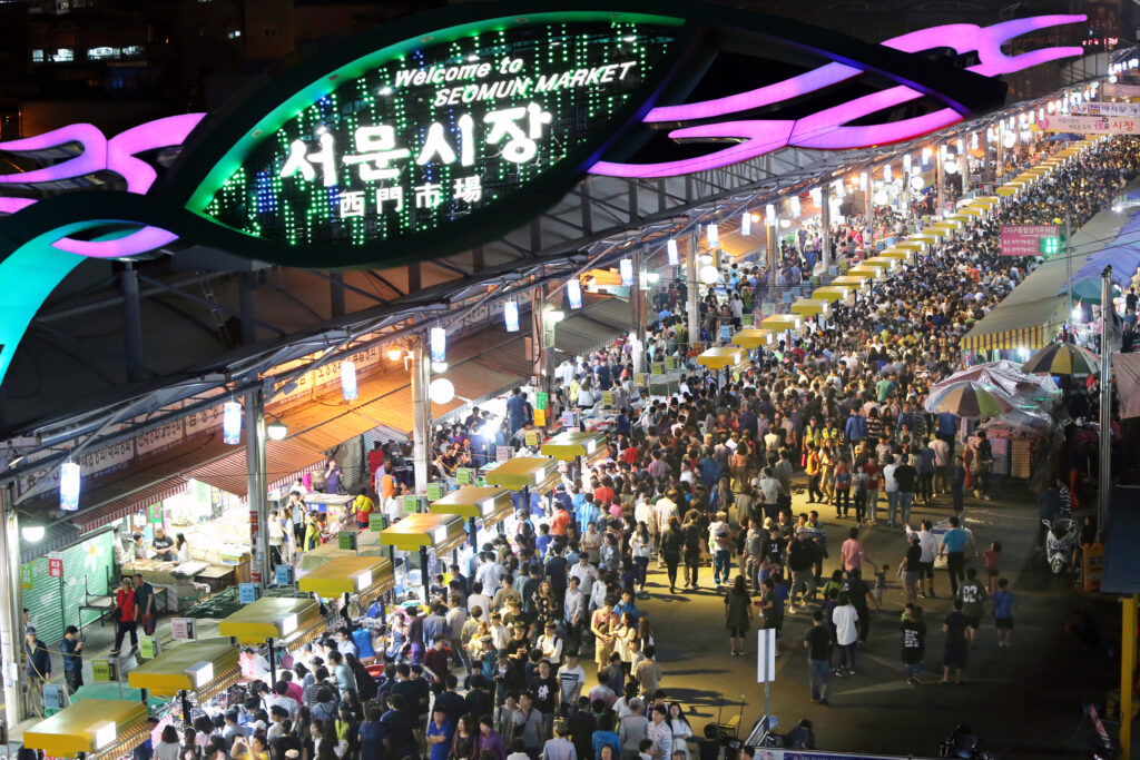 西門市場：
韓國三大市場之一，也是慶尚道最大的傳統市場，好看、好吃、好買的最佳去處，白天晚上都好逛。與白天不同，夜市主要以美食為主，可以品嘗到各種韓國街頭美食，為國外旅客來到大邱的首選景點。
