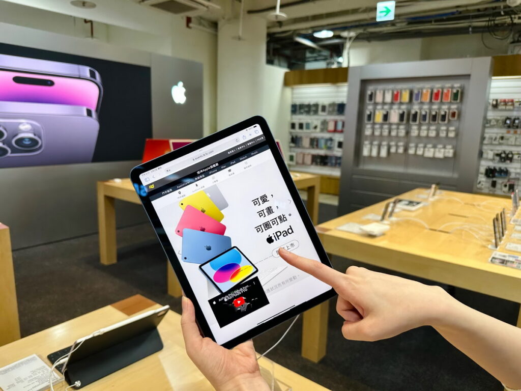 燦坤為準大學生推出Apple超級學霸專案，iPad Pro M2 11吋組合價只要31,495元起，組合包含羅技Combo Touch鍵盤保護殼及M365一年版。(燦坤提供)