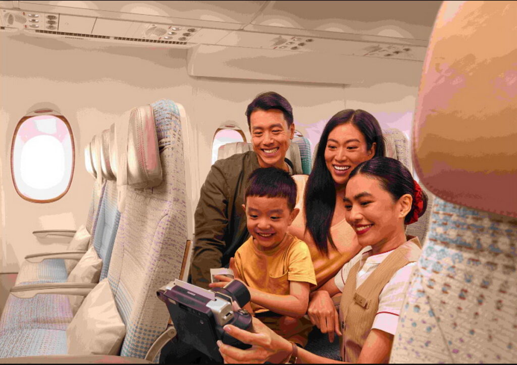 阿聯酋航空機組人員使用拍立得，替兒童旅客捕捉飛行途中的特殊時刻，並裝在限量版相框中作為紀念品