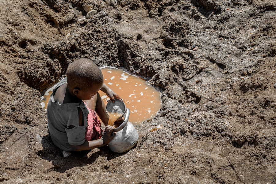 01 據聯合國及世衛統計，全球仍有約20億人沒有乾淨水可以飲用，且每年有140萬人死於沒有安全飲用水及髒亂的衛生環境，其中更有7400萬人的壽命因此縮短