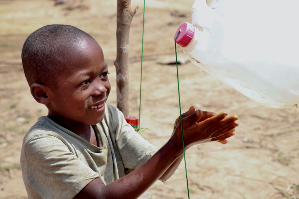 展望會深入學校、社區等地，倡導正確的衛生教育觀念，並現場傳授非洲簡易洗手裝置「Tippy-Tap」的製作及使用方式，使孩童體會在水資源有限的困境下，每一滴水得來不易，並培養珍惜水資源的好習慣