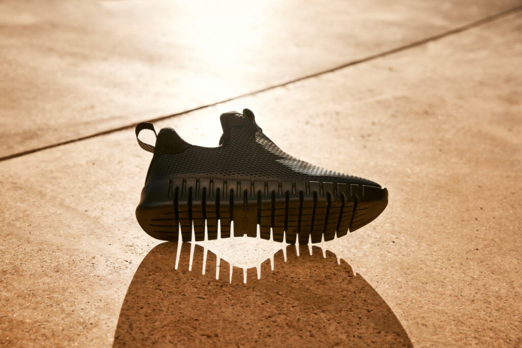 【GRUUV 樂步】以步行需求為設計概念，結合了獨家創新溝槽式鞋底及FLUIDFORM™一體成型製鞋科技，讓你的每一步都能輕盈舒適