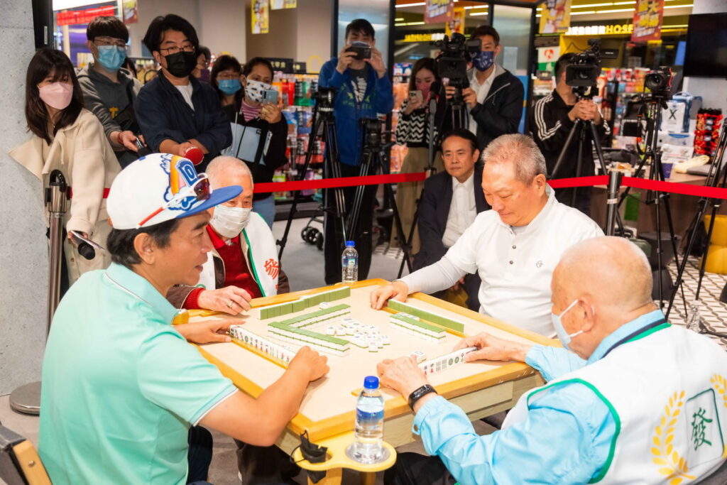 ▲東森集團總裁王令麟及綜藝天王吳宗憲與兩位百歲人瑞一同打麻將同樂。