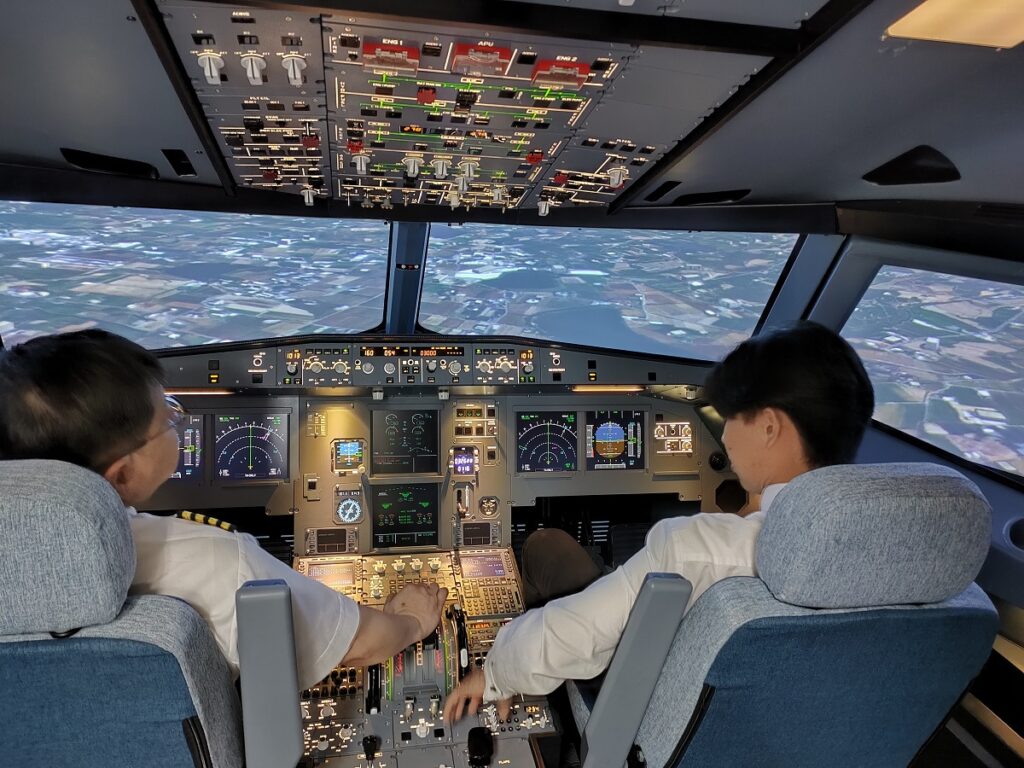 朝陽科大斥資新台幣千萬元打造A320模擬機，駕駛艙設備皆仿真機製作，可擬真呈現駕駛艙外景物。（圖/朝陽科大提供）