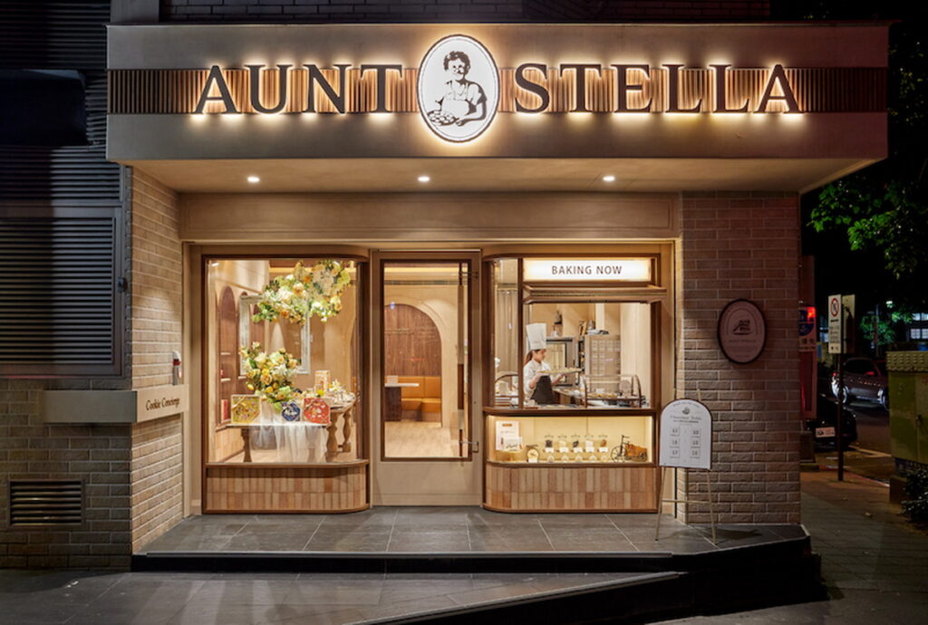 Aunt Stella 詩特莉形象店由台灣頂尖團隊「II Design 硬是設計」規劃，呈現品牌致力於悉心烘焙的暖心真誠。