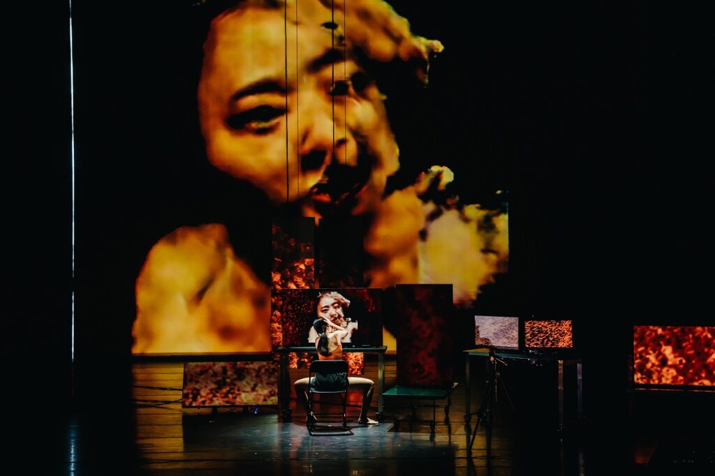 《肉身賽博格》在臺中國家歌劇院的支持下創作，聯手當若科技藝術團隊，透過舞蹈展現肉身與AI互動。（圖/臺中國家歌劇院提供）