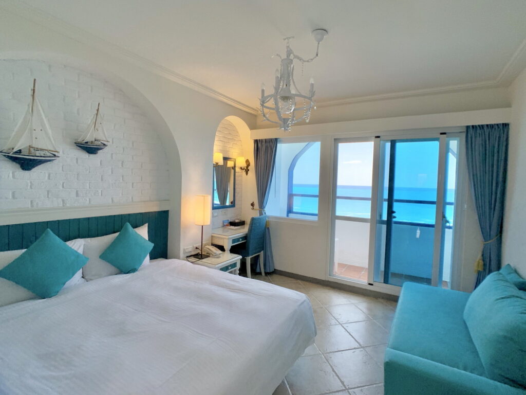 花蓮縣「七星潭渡假飯店」客房採用地中海設計，大量的運用白色與藍色海洋風的搭配。(圖片由Booking.com提供)
