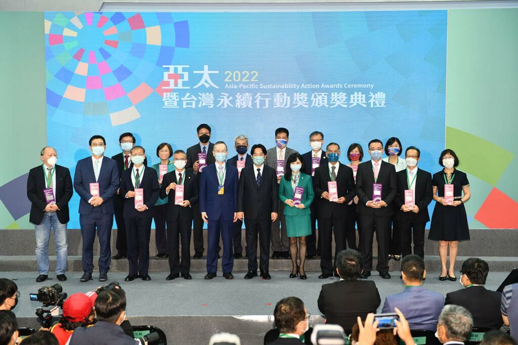 去年(2022)亞太暨台灣永續行動獎頒獎典禮；簡又新大使(前排左6起)、國科會林敏聰副主委