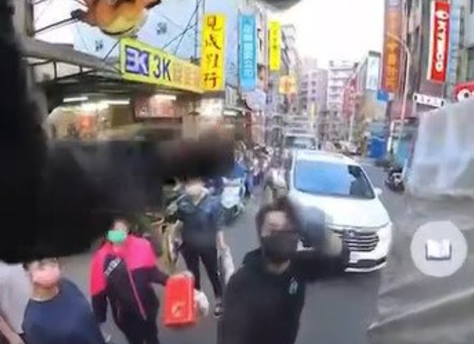 新莊車行老闆硬要丟廢棄輪胎,被制止後兩度往回收車上丟砸。(圖/翻攝記者爆料網)