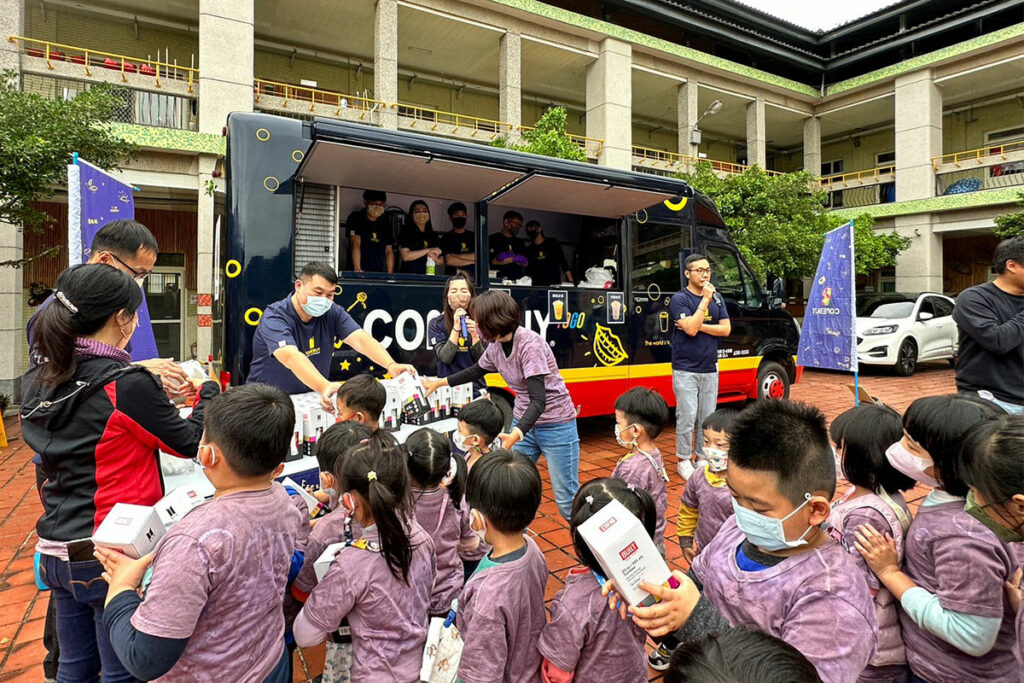 COMEBUY至五寮國小，小朋友驚喜排隊領去贈送BTS環保杯