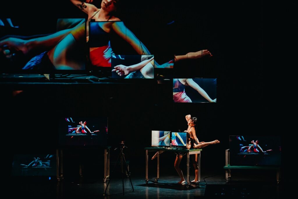 《肉身賽博格》以螢幕串接舞者身體器官，打造一場前所未見、AI即時運算的互動舞蹈演出。（圖/臺中國家歌劇院提供）