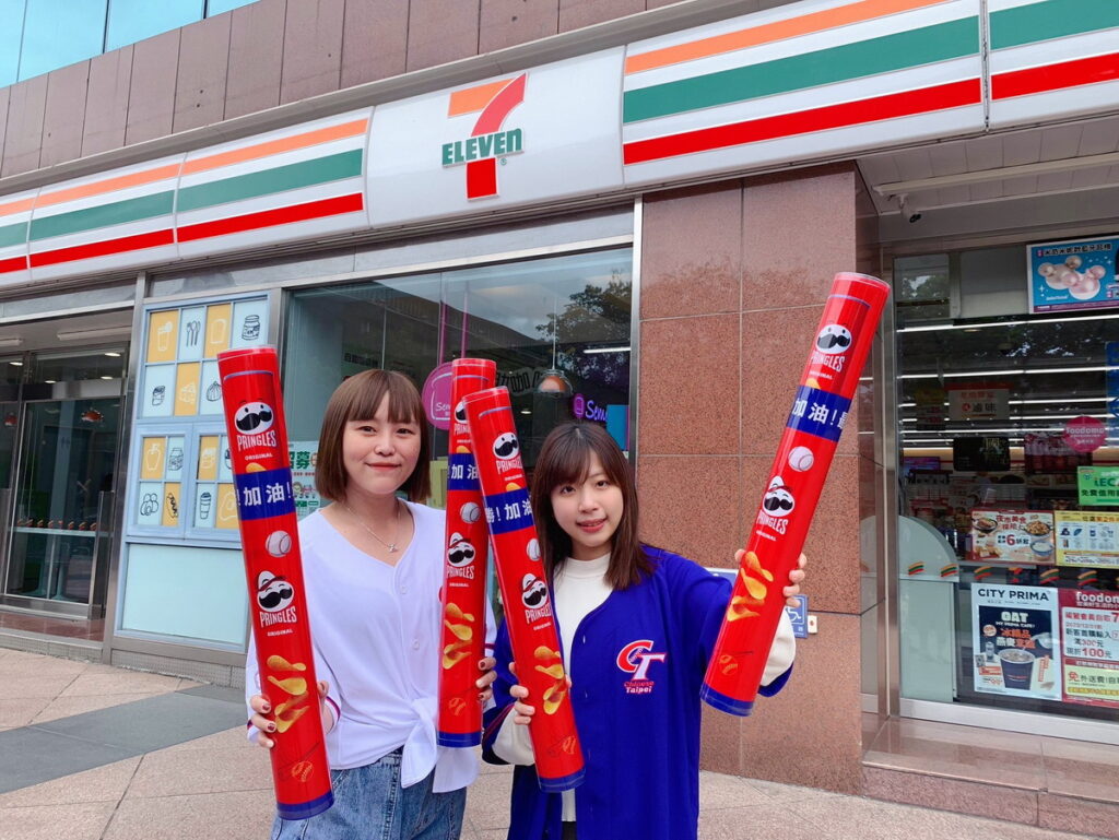 7-ELEVEN獨家開發販售「品客巨型加油棒」，3倍長的造型加油棒，好吃又能讓觀賽加油更有力， 看球賽加油不無聊！