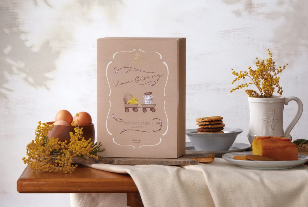 Aunt Stella 詩特莉全新「經典」系列禮盒風格典雅，適合做為婚約喜餅與日常贈禮；右圖為「匠心」禮盒。 