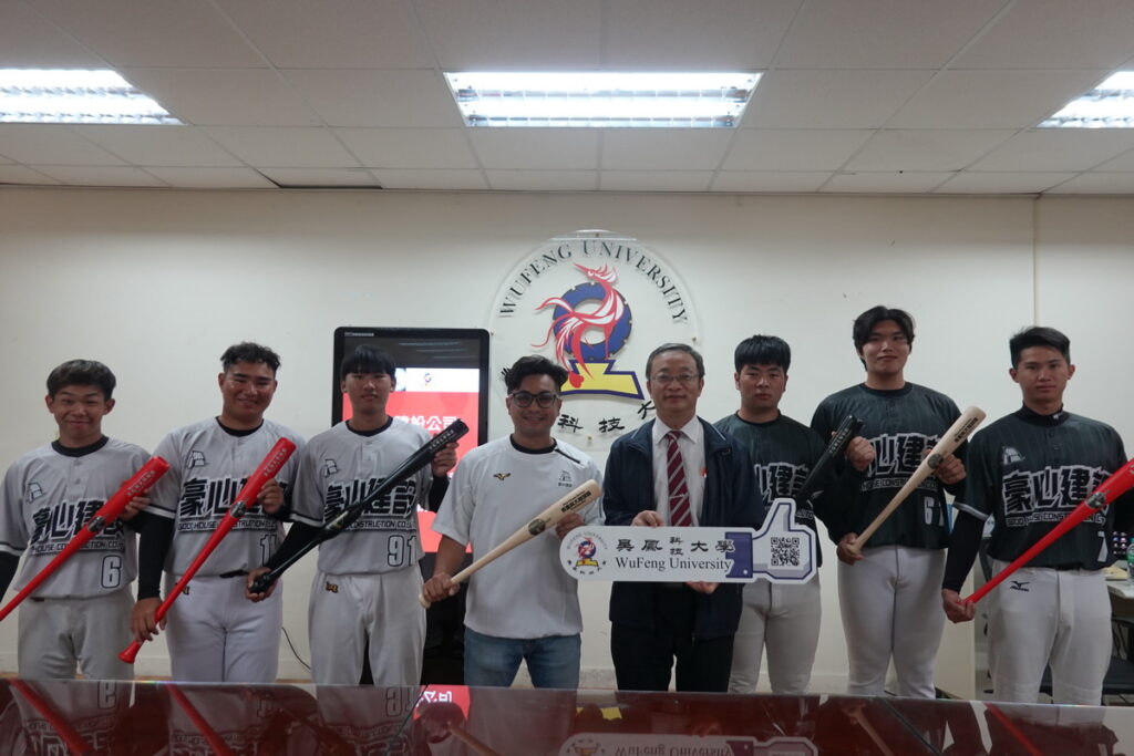豪心建設公司捐助吳鳳科技大學棒球隊訓練物資，吳鳳科大棒球隊把重返大專公開一級賽前16強當作努力的目標。