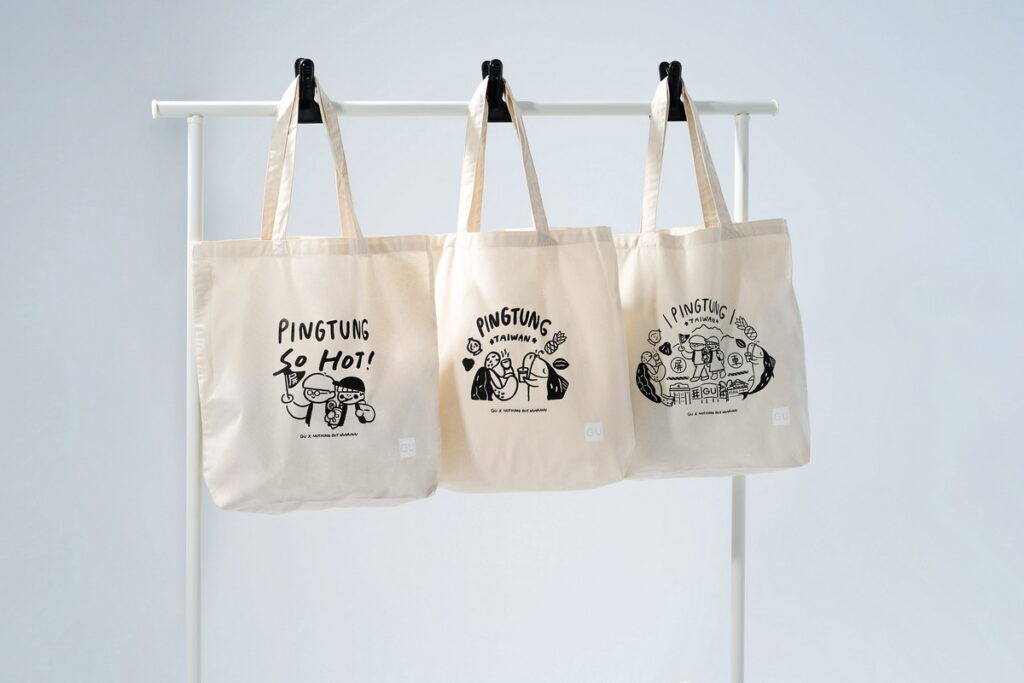 GU與人氣插畫家「一事吳陳」攜手合作，「屏東太平洋百貨店」開幕期間消費滿額就有機會參加GU首次推出的DIY體驗「絹印購物袋活動」