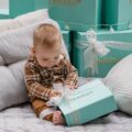 Gift-DollBao以獨家設計輕奢緞帶禮盒包裝，為父母與寶寶獻上滿心祝福。