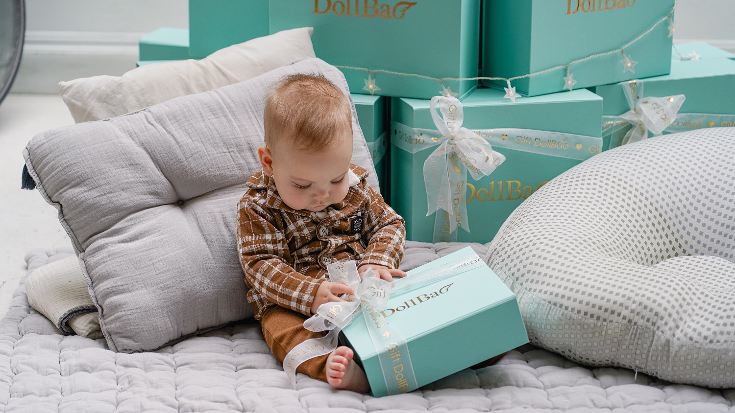Gift-DollBao以獨家設計輕奢緞帶禮盒包裝，為父母與寶寶獻上滿心祝福。