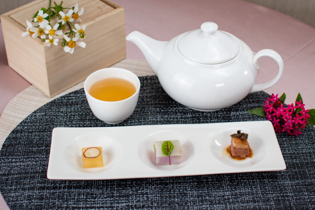 春茶宴前菜：柚香青蘿蔔、擂茶粄條捲、茶香燻鴨胸。