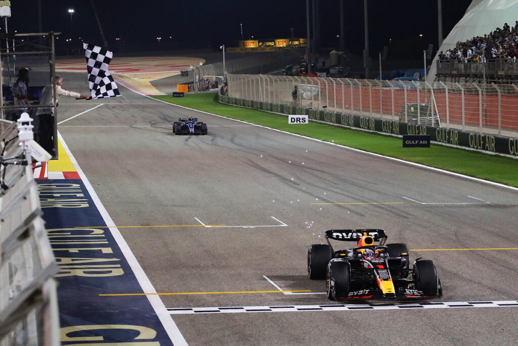 Max Verstappen 在2023 F1開幕戰巴林大獎賽上，從桿位領先，僅在進站階段暫失領先位置，隨後又馬上領先，而這也是他在巴林賽事的首勝。