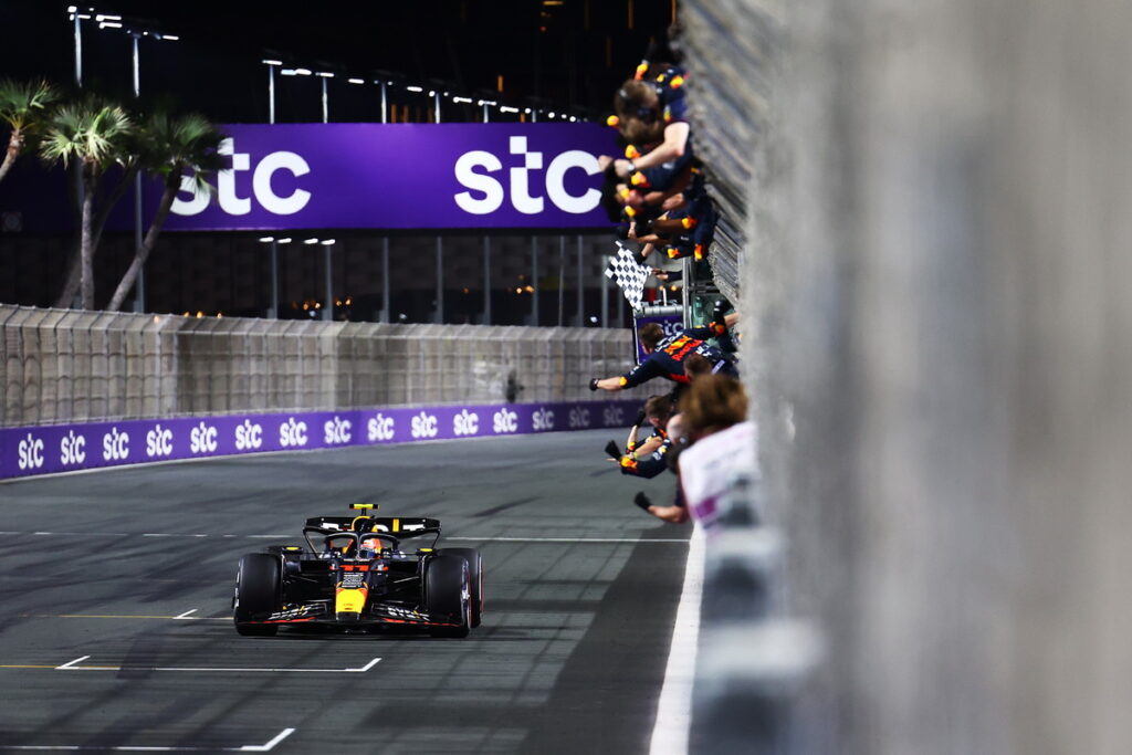 Red Bull車隊車手Sergio Pérez一路狂飆，拿下沙烏地阿拉伯大獎賽冠軍