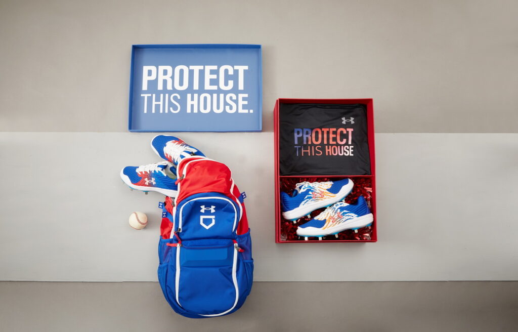 UA「Armour Box」盒外觀採用經典紅、藍配色；盒蓋內則印製品牌「PROTECT THIS HOUSE」精神標語。