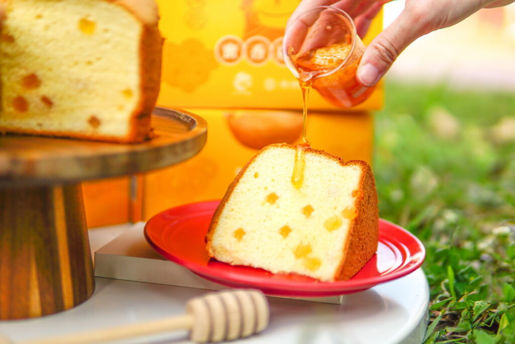 春上布丁蛋糕「香醇蜂蜜蛋糕」口味強勢回歸！嚴選知名蜂蜜品牌「蜜蜂工坊」100%真蜂蜜超有料。
