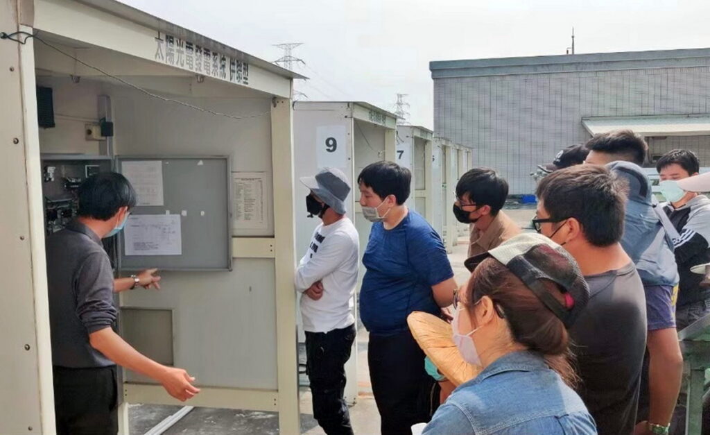 弘光科大太陽光電實作場地設備完整，讓學員充份了解案場配置與可能發生的狀況。