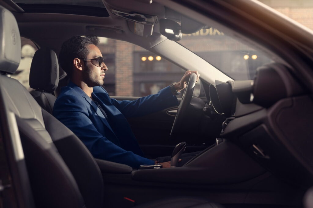  3M™ 極透奈米仿生汽車隔熱紙能讓可見光輕鬆穿透，並將紅外線、紫外線阻隔在外，提供車主同時享受極透清晰視野及涼爽舒適的乘車感受。