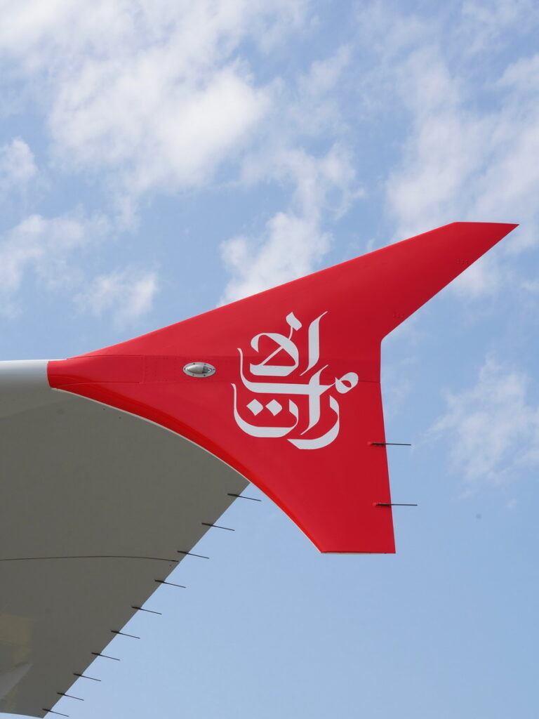 _飛機翼尖最新設計以紅色為底，再以白色襯托阿拉伯書法的阿聯酋航空標誌