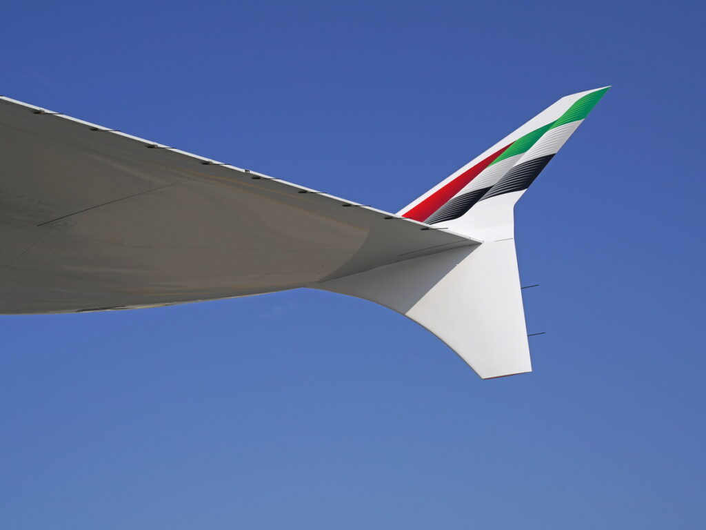 窗邊的旅客可透過窗戶，看到阿拉伯聯合大公國國旗彩繪塗在面向機身的翼尖