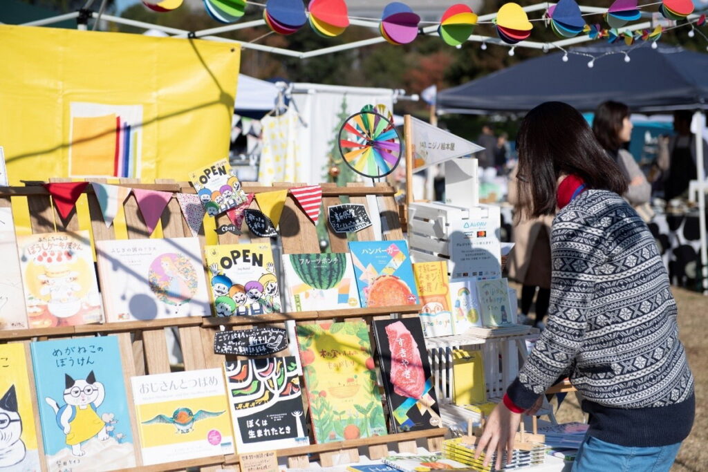 參加東京蚤之市的攤商涵蓋二手服飾、古書、布料製品等種類多元的業者，主辦單位還會規劃北歐市集、花卉市集、幼童市集等主題式市集。（照片來源：Ⓒ手紙社）
