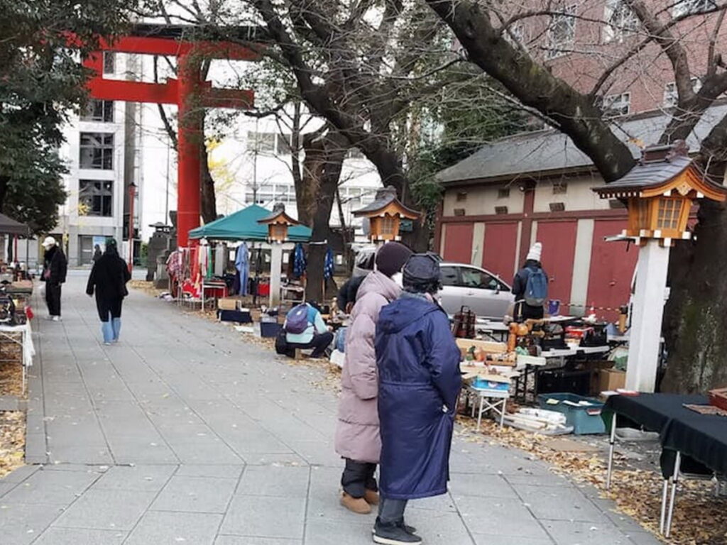 市集所在地的花園神社是東京賞櫻景點之一，建議可將賞櫻與參訪市集的行程排在一起。（照片來源：Ⓒ花園神社 青空骨董市集）