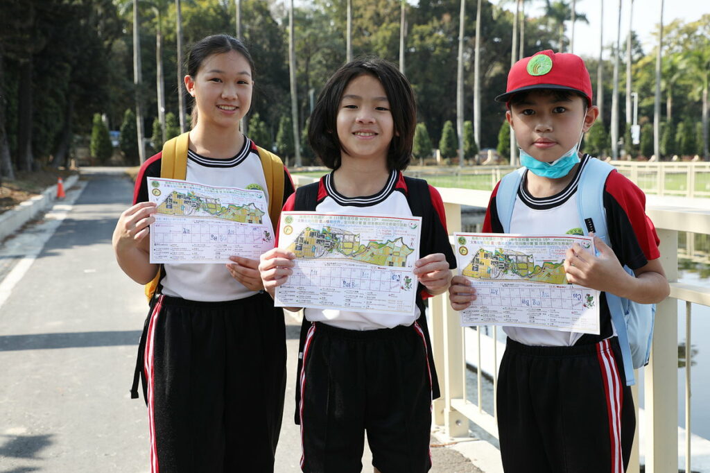 學生手拿定向越野地圖進行險