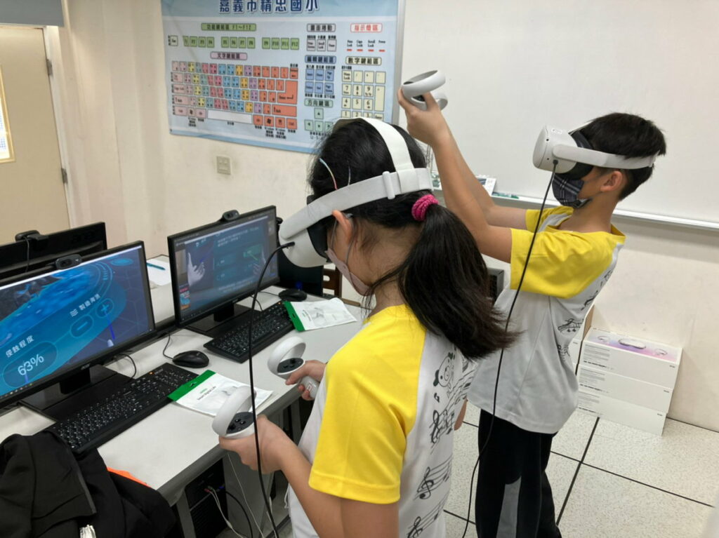 學生透過VR學習自然知識