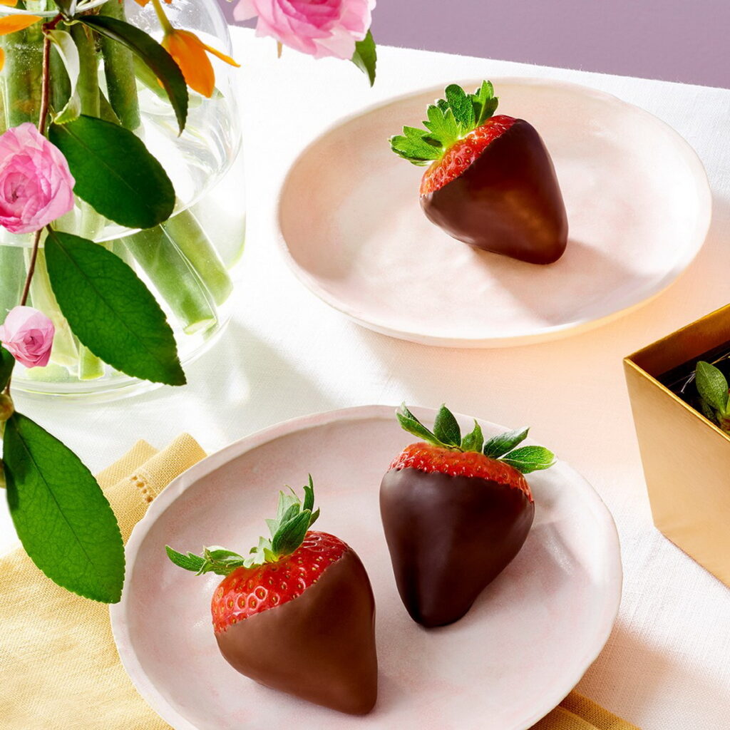 情人節收到的濃情密意，必須加倍回禮！GODIVA手製草莓巧克力，兼具顏質與驚艷味蕾的美好滋味，為即將來臨的白色情人節帶來最佳甜蜜獻禮！