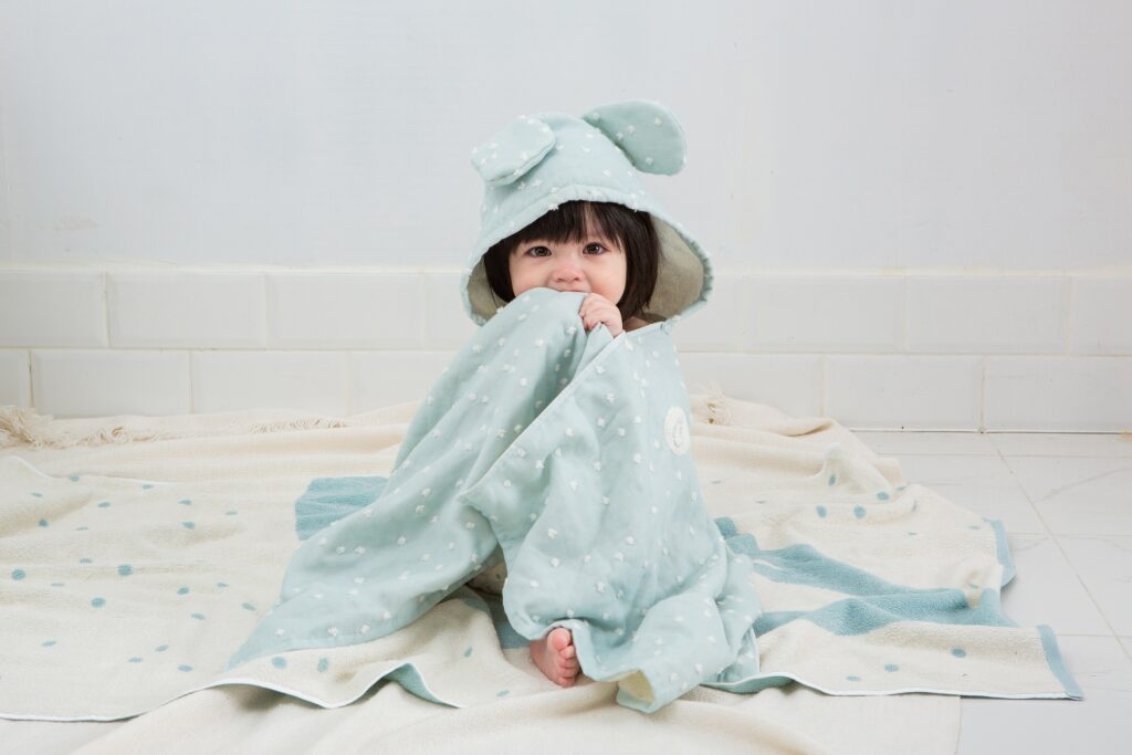日本今治雙面寶寶紗布巾-連帽浴巾，兼具可愛造型及吸濕保暖功能，是新手爸媽不可或缺的育兒幫手。.