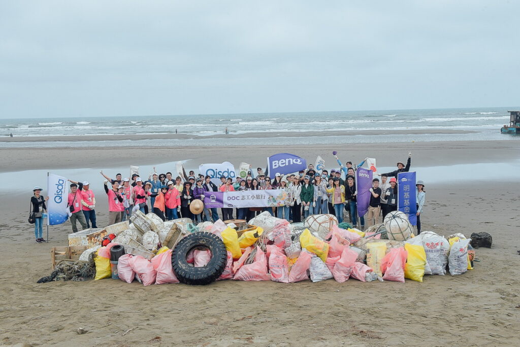 明基基金會號召明基佳世達志工苑裡海岸淨灘，清運出79件大型漁業廢棄物 238.7 公斤海洋垃圾