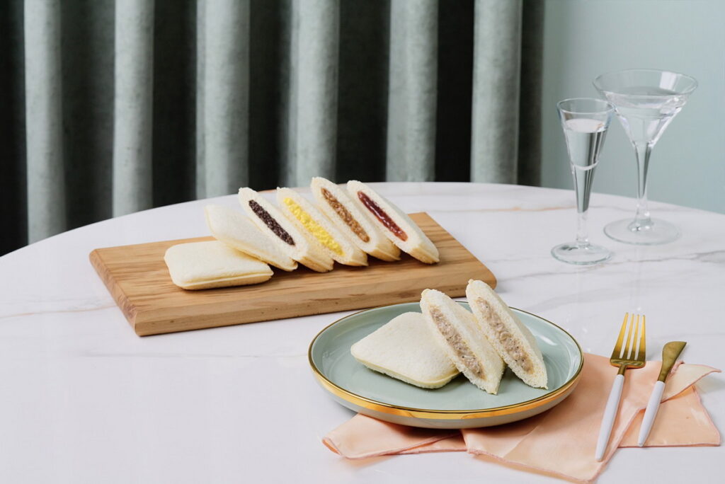 暢銷多年的經典商品「新感覺夾心土司」系列，首度推出獨家由晶華酒店星級主廚監製「新感覺鮪魚沙拉(39元)」 