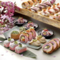 欣葉日本料理在壽司中帶入櫻花元素，壽司米透著淡淡粉色，好似雙頰的幸福紅暈。.j