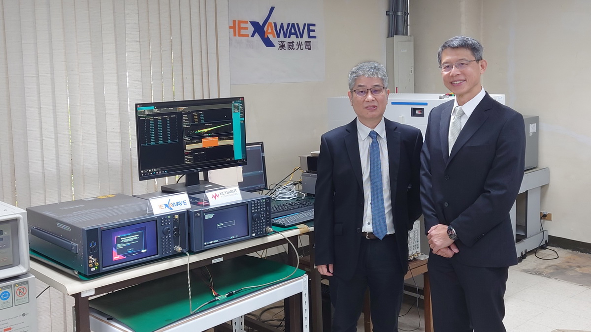 漢威光電總經理林孟毅博士(左)及台灣是德科技董事長張志銘於ILC DPD解決方案前合影
