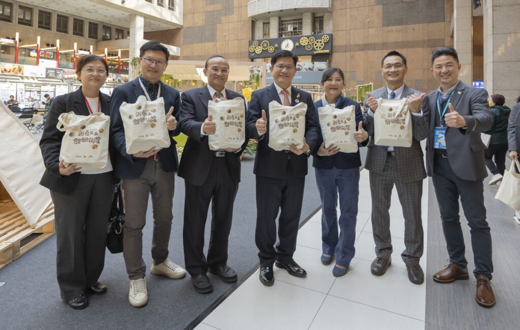 總統府林佳龍秘書長與臺灣創意生活產業協會成員合照(中為林佳龍秘書長、由左至右為工