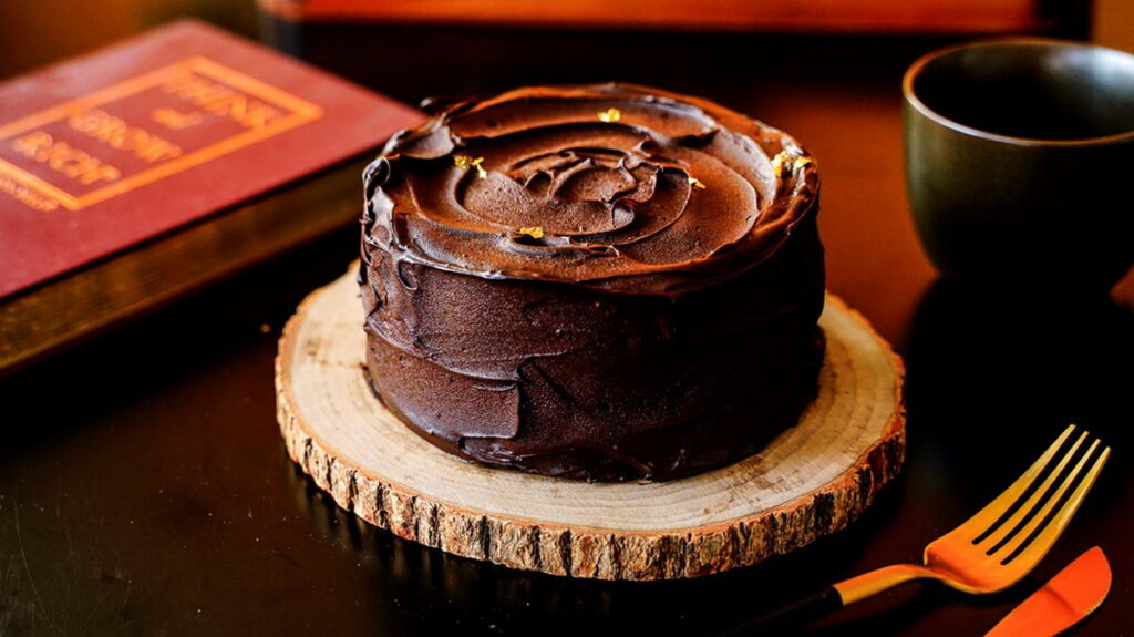 萊爾富超商獨家販售奧瑪烘焙醇黑生巧克力蛋糕(六吋)，單盒 NT 799 元；四盒 NT 2,680 元，奶蛋素可食
