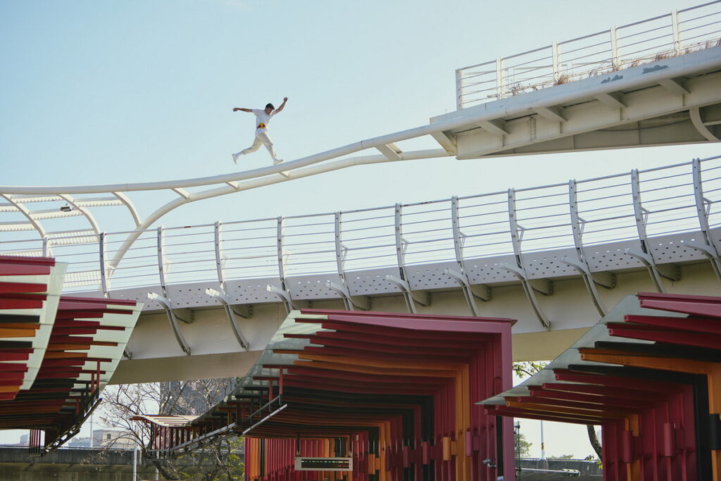 跑酷神人Jason Paul 秀特技穿梭高雄地標，邀請觀眾重新認識港都城市