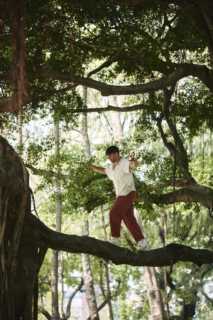 跑酷神人Jason Paul穿越公園綠樹，跑酷就是他的生活態度