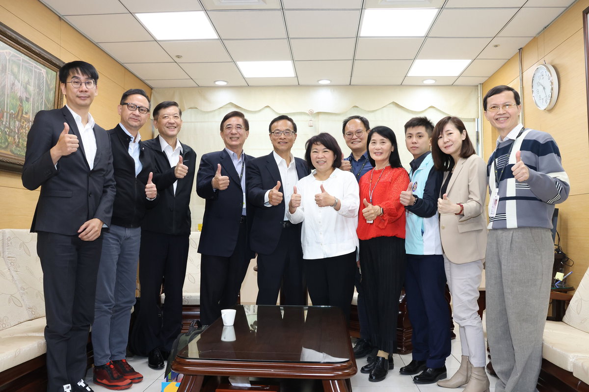 黃敏惠市長與TVBS信望愛永續基金會、基督教文化交流協會以及眾教會市長大合照