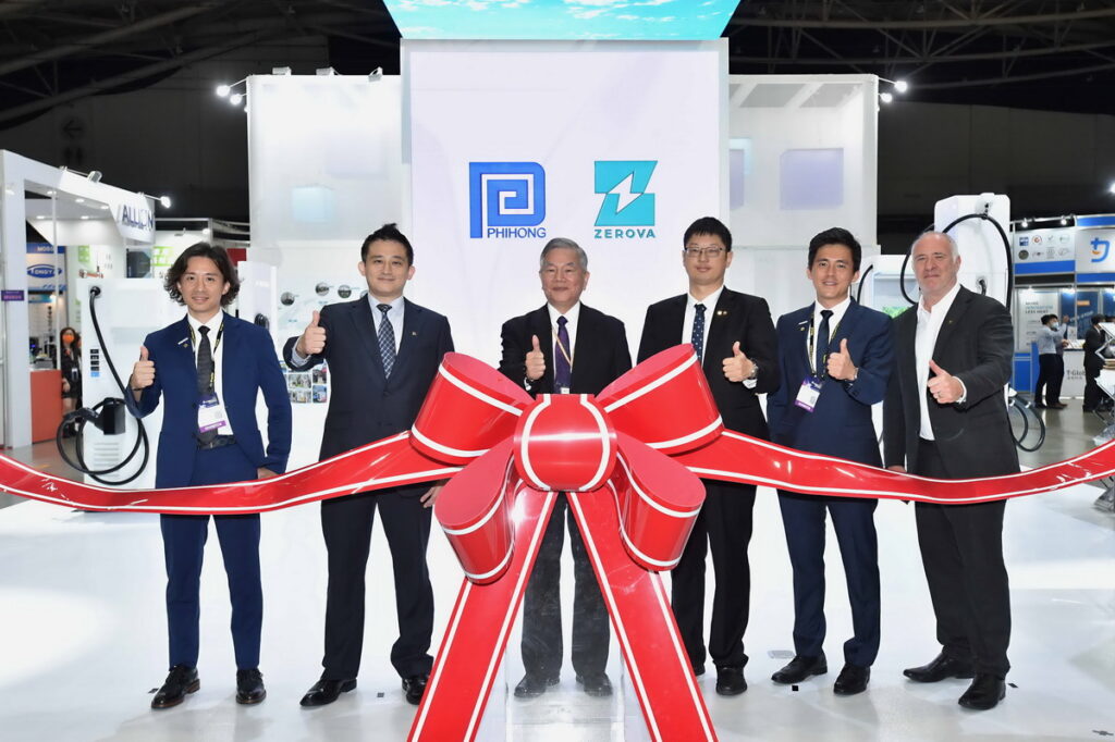 圖說、馳諾瓦發表全球首個一體式480kW極速充電樁DQ480及全新升級省力槍線管理系統的超快速充電樁DS240,由左至右為飛宏 IPS事業群總經理林冠宏、馳諾瓦董事長林飛宏 、行政院副院長沈榮津、馳諾瓦執行長楊維絜 、飛宏科技總經理林洋宏、馳諾瓦歐洲分公司總經理Steve
