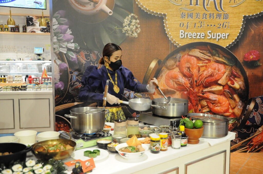歐菈潘師傅現場示範泰國人氣料理。